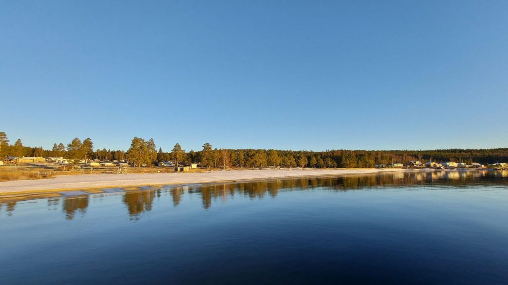 Widok na plażę morską Gullvik, Wysokie Wybrzeże w Szwecji